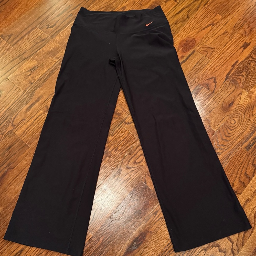 Nike Dry-Fit women’s wide leg athletic/workout pants with pink accent. Medium.